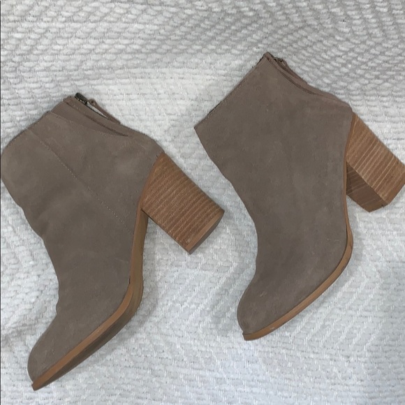 Urban Outfitters Stacked Heel Ankle Bootie - Picture 6 of 8